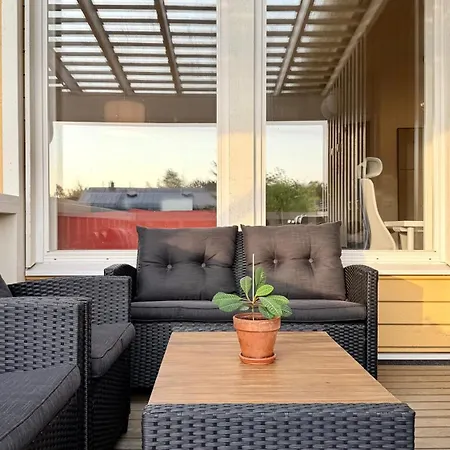 Modern 2br With Sauna, Patio And Parking, 10 Min To Center